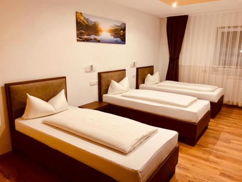 B&B / Chambre d'hôtes Pension Leona Ludwig-Pfeuffer-Ring 2 Giebelstadt