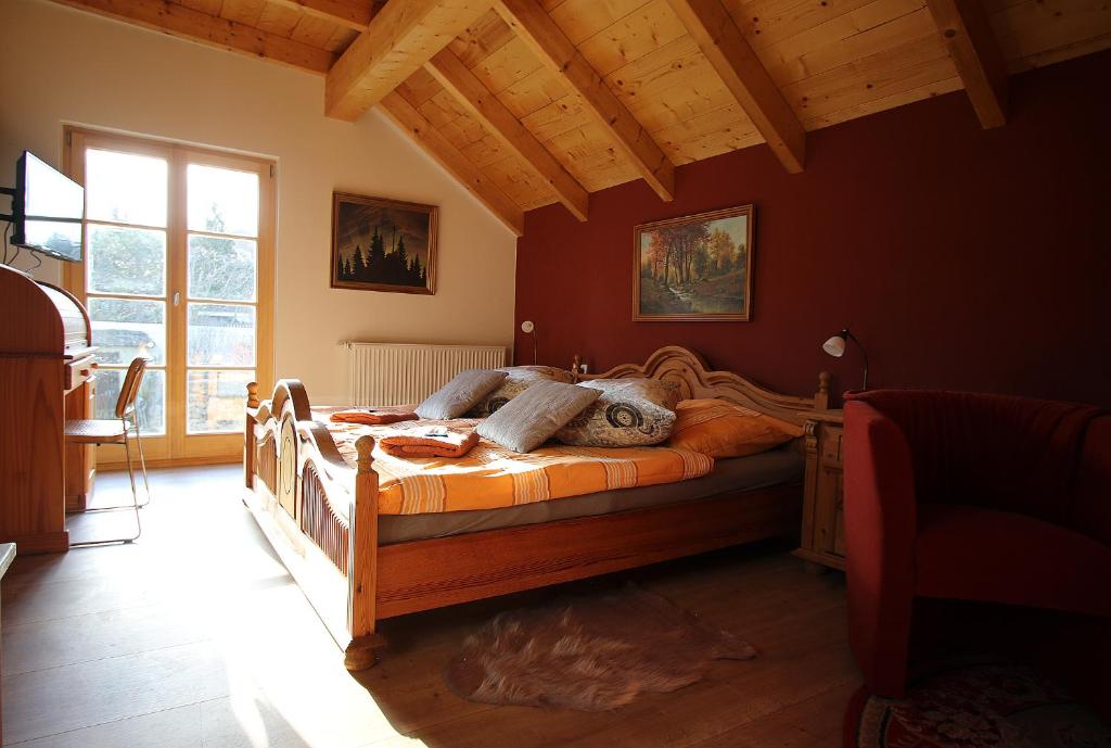 Maison d'hôtes Pension und Falknerei an der alten Schmiede Thälmannstraße 14, WINGS GbR, 02748 Bernstadt