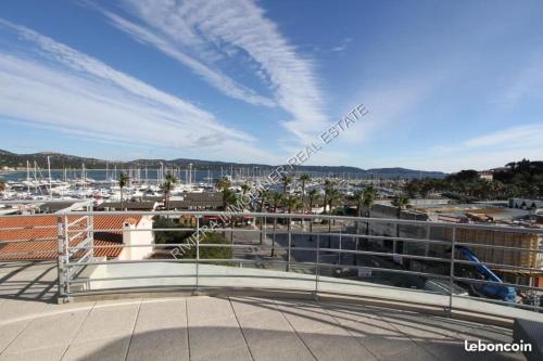 Appartement Penthouse proche St TROPEZ-Cavalaire rue du port 6 Avenue Charles de Gaulle Cavalaire-sur-Mer