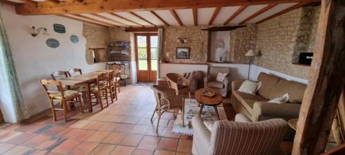 Maison de vacances Perfect holiday home with pool in the heart of the Charente countryside les puits puygironde Nabinaud