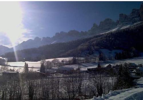 petit chalet au pied des deux sœurs Château-Bernard france