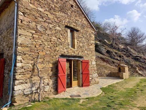 Petite bergerie en pierres tout confort Salles-Curan france