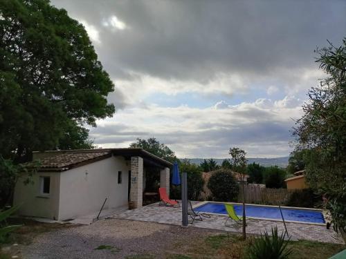 Petite villa avec piscine chauffée Aigremont france