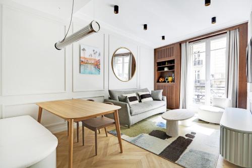 Pick A Flat's Apartment in Triangle d'Or - Pierre 1er de Serbie Paris france