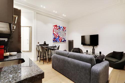 Pick A Flat's Apartment in Triangle d'Or - Pierre 1er de Serbie Paris france