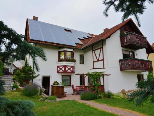 Maison de vacances Picturesque Mansion with Balcony Grill Garden and Heating  Zeil