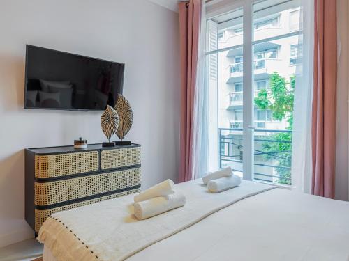 Appartement Pink & Wood cocoon 25 Avenue Pierre 1er de Serbie Paris