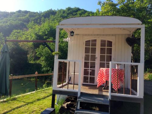 pipowagen Blagour gelegen aan waterbron Lachapelle-Auzac france