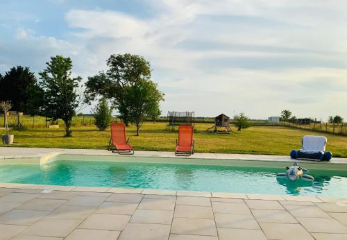 Piscine chauffée Villa mouettes de Loire Maslives france