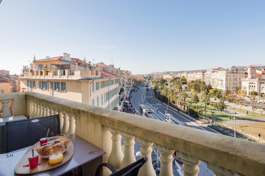 Appartement PJ - Dine on the Balcony at a Sleek Writer’s Loft and enjoy the view 4 Rue Centrale, 06300 Nice