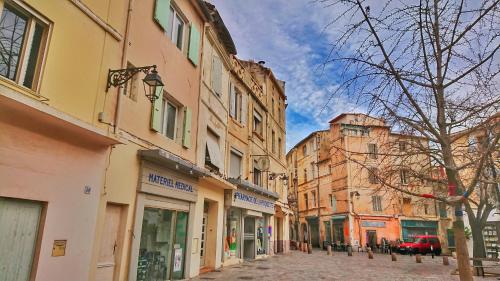 Place de la Roquette, centre historique Arles france