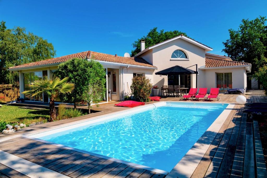 Maison de vacances Plaisant villa with pool, close to the beach 29 Avenue de Maisonnieu, 33680 Le Porge