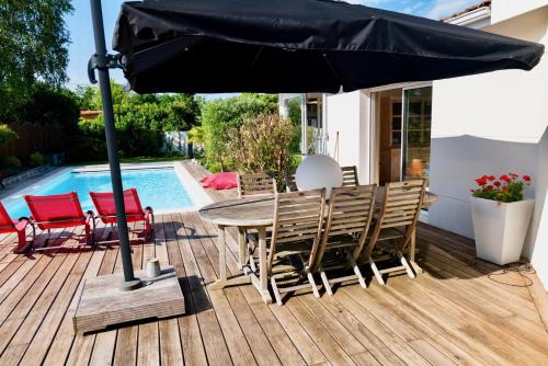 Plaisant villa with pool, close to the beach Le Porge france