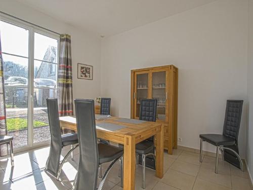 Maison de vacances Pleasant holiday home in Aure sur Mer with terrace  Sainte-Honorine-des-Pertes