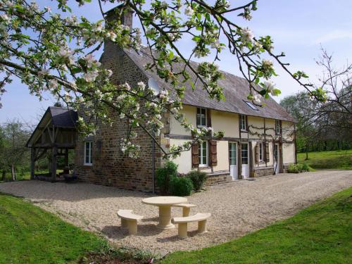 Pleasant Holiday Home in Isigny Le Buat with Garden Isigny-le-Buat france