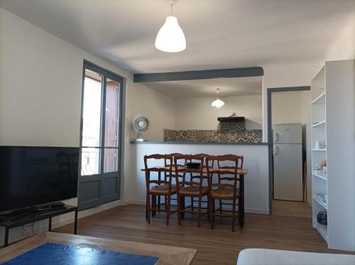 Appartement Plein centre, T3, 2ch, balcon et vue 11 Rue François Besse Mèze