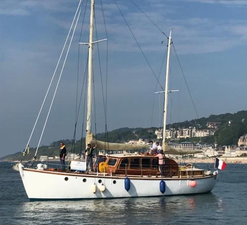 Bateau-hôtel Port Deauville Yacht vintage Rue Olliffe Prolongée Deauville