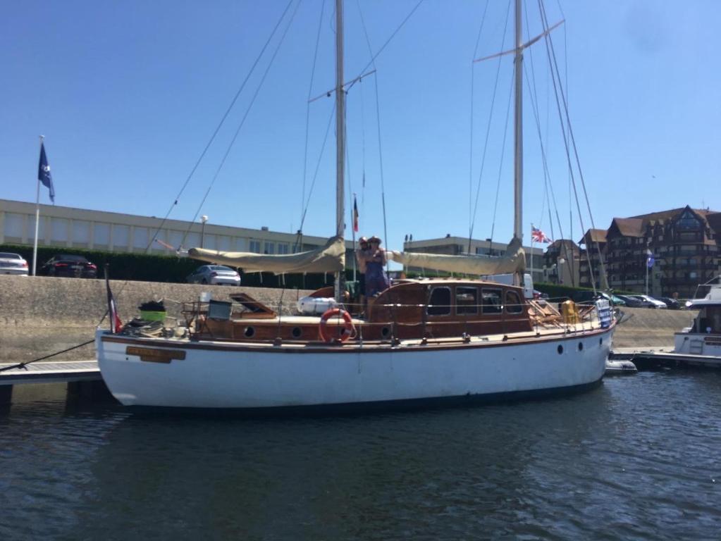 Bateau-hôtel Port Deauville Yacht vintage Rue Olliffe Prolongée, 14800 Deauville