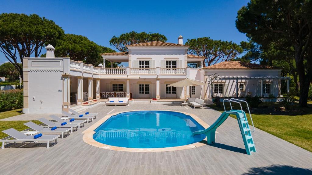 Villa Portuguese mansion close to marina, golf and beach. Rua Volta do Veado, 17, 8125-561 Vilamoura