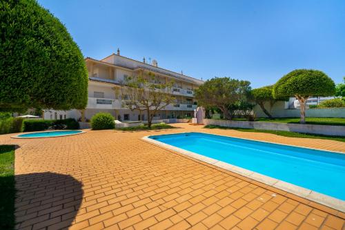 Appartement Praia da Rocha, 400 m da Praia, Piscina, Parqueamento, Barbeque e Internet, by IG Rua Agosto Azul Edifício Primavera, apartamento 103 Portimão