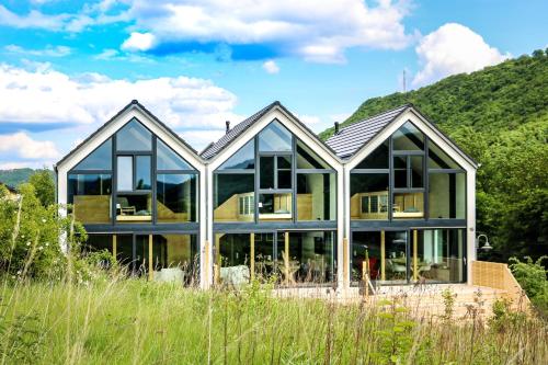 Maisons de vacances Premium Design Ferienhäuser MOSEL-CHALETS 16 Auf Grau Haus Rechts Pommern