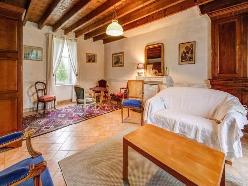 Maison de vacances Pretty Holiday Home in Golleville with Private Garden  Golleville