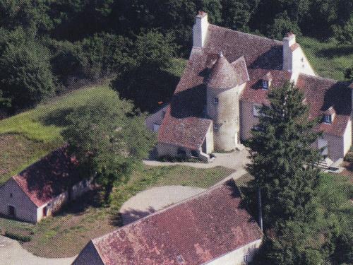 Maison de vacances Private castle in Auvergne with river sun terrace and views  Le Veurdre