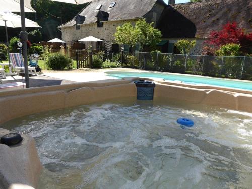 Private Gite with heated pool with retractable cover and hot tub Cendrieux france