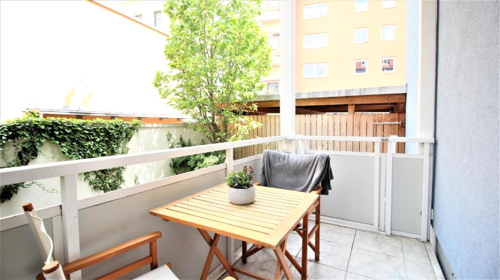 Séjour chez l'habitant ➤Private Room - Heart of downtown with terrace 17 Handgasse, 97070 Wurtzbourg