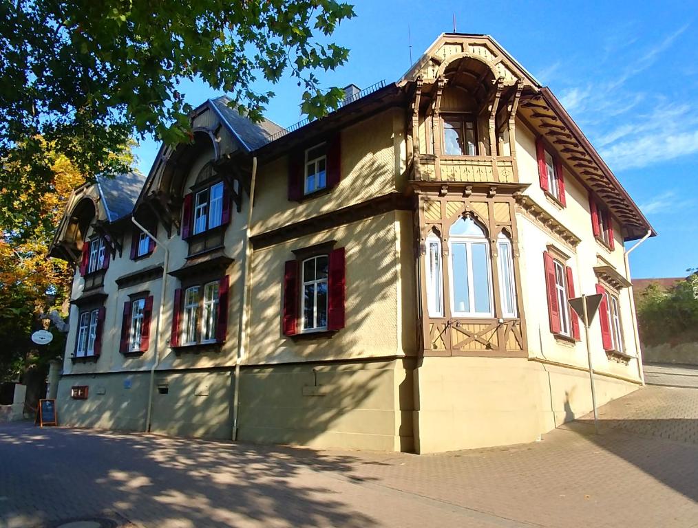 B&B / Chambre d'hôtes Privathotel Der Schwarze Herrgott Zeller Hauptstraße 4, 67308 Zellertal