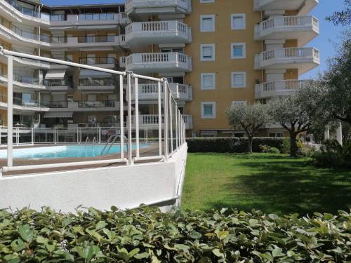 Appartement Promenade des Anglais avec Terrasse et Piscine 301 12 Avenue de la Californie Nice