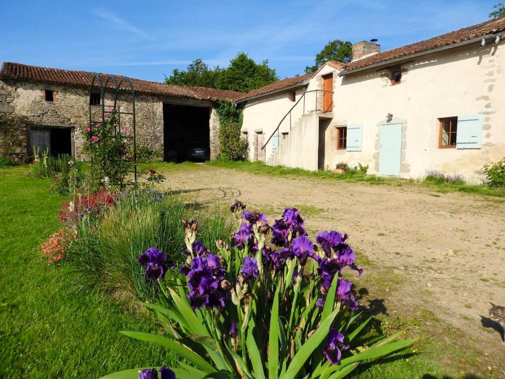 Maison de vacances Propriete de 3 chambres avec jardin amenage et wifi a Nueil les Aubiers 41 Route de saint clementin, 79250 Nueil-les-Aubiers