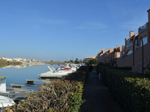 Quai de la lagune - vue sur la Marina Saint-Cyprien france