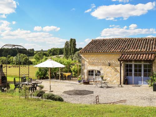 Maison de vacances Quaint Cottage in Saint Eutrope de Born with Swimming Pool  Saint-Eutrope-de-Born