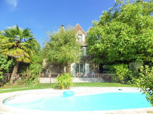 Maison de vacances Quaint Holiday Home in Grives with Swimming Pool  Sainte-Foy-de-Belvès