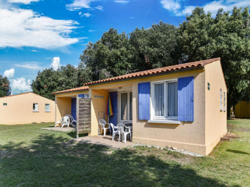 Maison de vacances Quaint Holiday Home in Saint-Savinien with Jacuzzi  Saint-Savinien