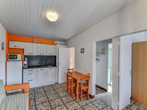 Maison de vacances Quaint Holiday Home in Saint Savinien with private terrace  Saint-Savinien