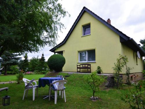 Maison de vacances Quaint Holiday Home in Schmogrow Fehrow near the Forest  Schmogrow