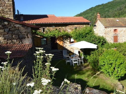 Maison de vacances Quaint Holiday Home in Villeneuve d Allier with Terrace  Villeneuve-dʼAllier