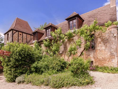 Maison de vacances Quaint Mansion in Aquitaine Estate with Private Garden  Meyrals