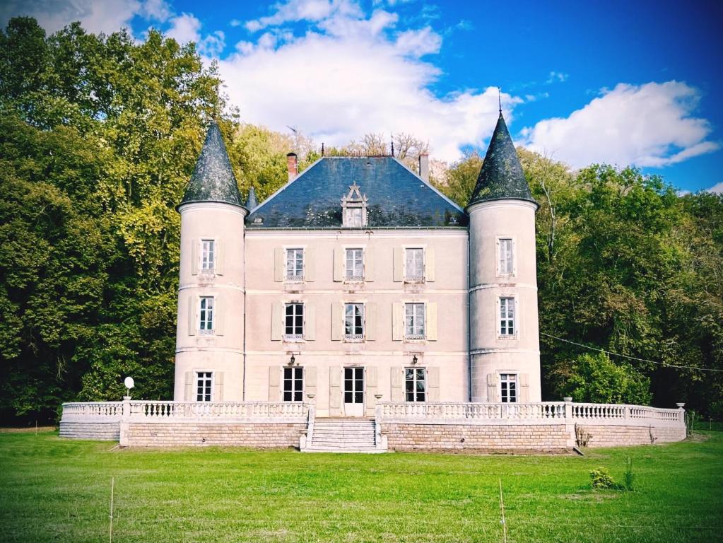 B&B / Chambre d'hôtes Queen's Escape Château de La Tuilerie, Domaine de Gluges, 46600, Martel, 46600 Martel