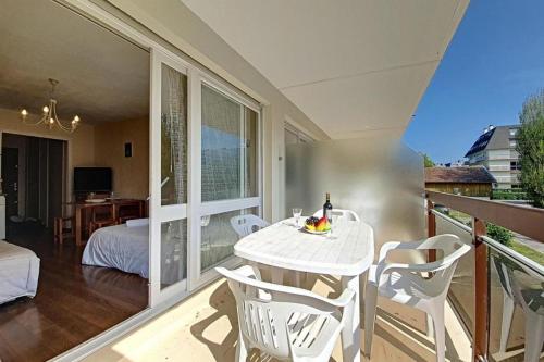 Quiet studio with balcony near the beach Houlgate france