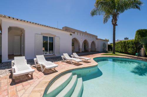 Villa Quinta da Caldeira - Villa com piscina a 5 minutos a pé da praia Estrada da Meia Praia, Urbanização Quinta da Caldeira Lote 1 Lagos