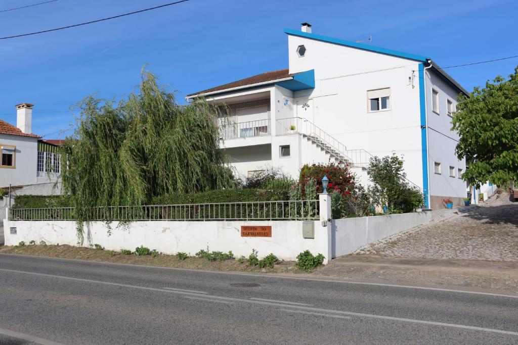 Maison de vacances Quinta do Carvalheiro, Casa com 3 quartos, jardim e espaços exteriores para relaxar e jogos para crianças e adultos Rua de S. Cristovão, nº 24 Perna de Pau, 2590-424 Sobral de Monte Agraço