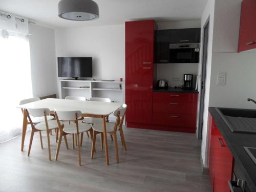 REF 122 Appartement 4 pièces avec piscine et terrain de tennis Arzon france