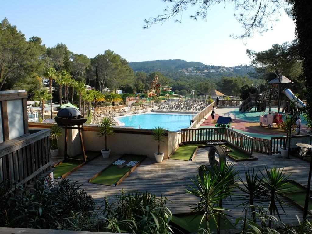 Camping REGENCY HOLIDAY Tour Opérateur dans Camping 5 étoiles Frejus, Cote d'Azur 1900, RTE DÉPARTEMENTALE 4, 83600 Fréjus