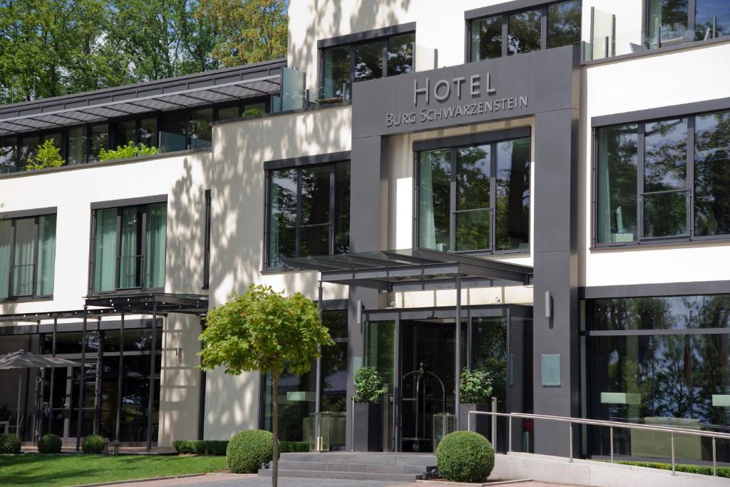 Hôtel Relais & Châteaux Hotel Burg Schwarzenstein Rosengasse 32, 65366 Geisenheim