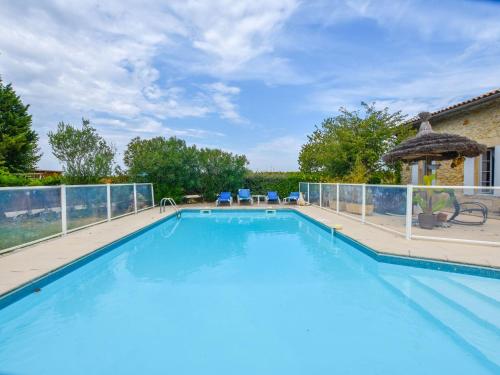 Maison de vacances Renovated dovecot with pool in the vineyards near Bordeaux  Monprimblanc