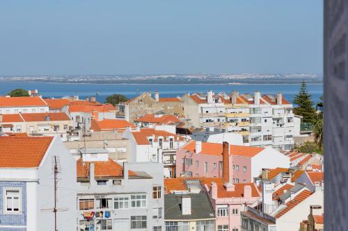 Appartement Renovated Sunny Apartment with Amazing Sunset Balcony , By TimeCooler 1 Rua da Senhora do Monte Lisbonne