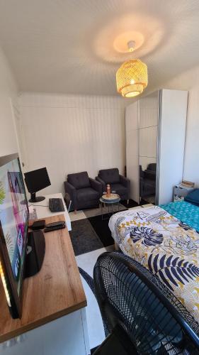 Résidence Cosy, chambre privée non mitoyenne avec serrure dans un appartement de 50 m carrés Colombes france